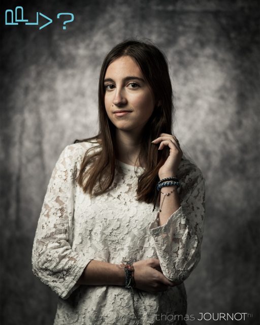 PPLV, Lucylle...

Pourquoi poser ? *1
Pas besoin d’être un mannequin *2
Le prix? C’est gratuit *3
Vendredi est un jour parfait *4
? *5

*1 explorer encore davantage le langage du portrait, rencontrer de nouveaux regards , dévoiler le particulier des non‑exceptionnels…
Je suis à la recherche de modèles, de tous âges, pour me permettre de sculpter la lumière, à ma manière.
Tu souhaites prendre du temps pour toi et m’aider à construire une belle galerie de portraits, qui donnera lieu à une exposition ?
Tout est possible, une seule contrainte : le vendredi. La prise de vue pourra se dérouler dans mon studio photo, l’atelier des Berceurs à Soussey‑sur‑Brionne, ou chez toi, ou dans le lieu de ton choix.

*2 Nu(e), habillé(e), avec un peu de maquillage ou mal rasé(e), gros(se), petit(e), grand(e), beau(belle), peu importe. Pas en confiance devant l’objectif? Encore moins de soucis.

*3 Je suis photographe professionnel depuis plus de 25 ans. PPLV? n’est pas une démarche commerciale, mais artistique. Prendre le temps de figer le moment est gratuit, je te l’offre, le déplacement également. (en échange d’un café et d’un sourire).
Ton portrait, sera visible sur internet (avec ton accord) pour la promotion de notre travail et surtout présenté lors d’une expo, à construire. Je t’offre un fichier HD de notre séance. Mais il sera aussi possible d’acheter d’autres fichiers, ou de commander des tirages.

*4 Pour participer au projet, il suffit de réserver une date (un vendredi, donc), sur https://thomasjournot.fr/pourquoi_pas_le_vendredi/

*5 Oui, pourquoi pas ?