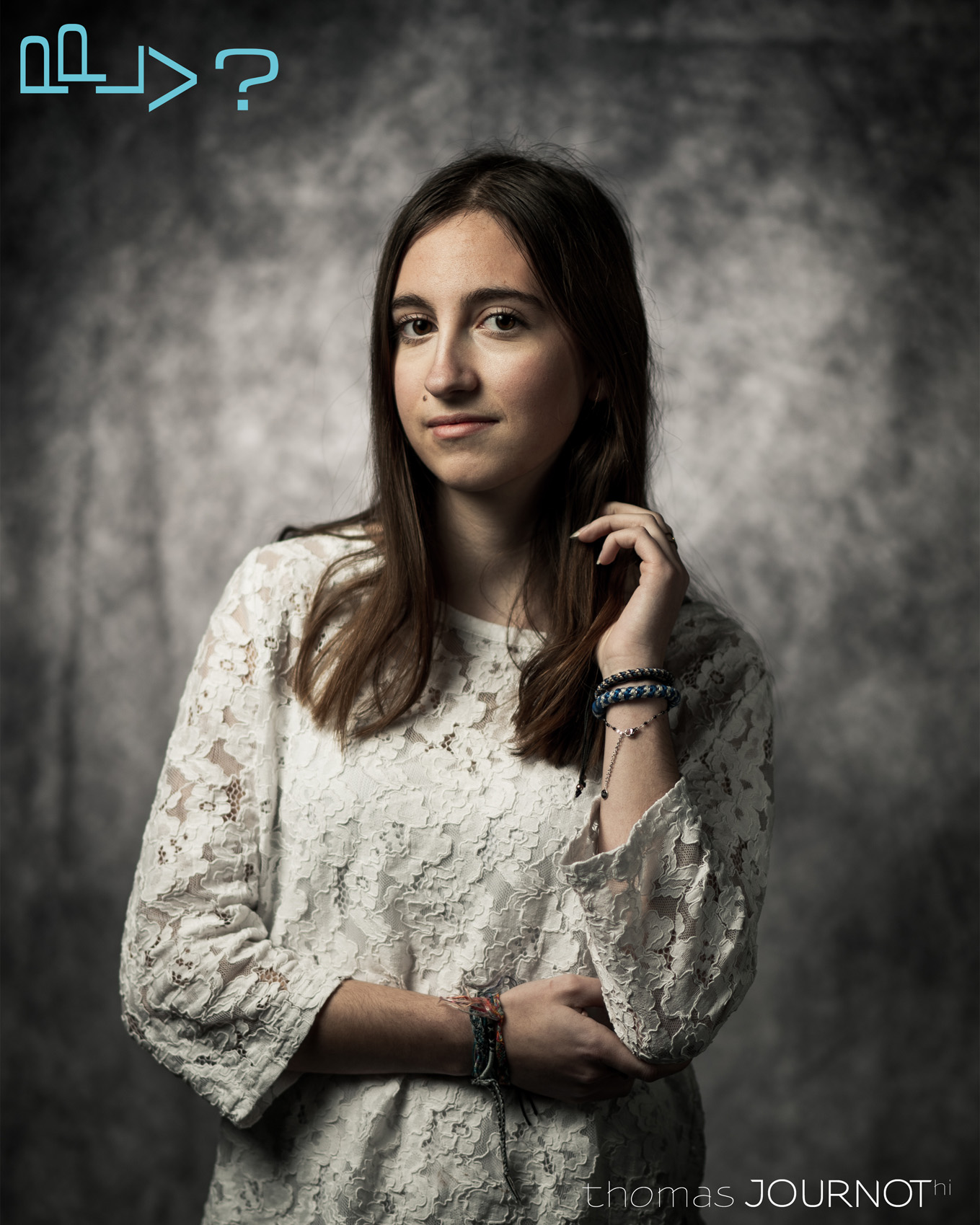 PPLV, Lucylle...

Pourquoi poser ? *1
Pas besoin d’être un mannequin *2
Le prix? C’est gratuit *3
Vendredi est un jour parfait *4
? *5

*1 explorer encore davantage le langage du portrait, rencontrer de nouveaux regards , dévoiler le particulier des non‑exceptionnels…
Je suis à la recherche de modèles, de tous âges, pour me permettre de sculpter la lumière, à ma manière.
Tu souhaites prendre du temps pour toi et m’aider à construire une belle galerie de portraits, qui donnera lieu à une exposition ?
Tout est possible, une seule contrainte : le vendredi. La prise de vue pourra se dérouler dans mon studio photo, l’atelier des Berceurs à Soussey‑sur‑Brionne, ou chez toi, ou dans le lieu de ton choix.

*2 Nu(e), habillé(e), avec un peu de maquillage ou mal rasé(e), gros(se), petit(e), grand(e), beau(belle), peu importe. Pas en confiance devant l’objectif? Encore moins de soucis.

*3 Je suis photographe professionnel depuis plus de 25 ans. PPLV? n’est pas une démarche commerciale, mais artistique. Prendre le temps de figer le moment est gratuit, je te l’offre, le déplacement également. (en échange d’un café et d’un sourire).
Ton portrait, sera visible sur internet (avec ton accord) pour la promotion de notre travail et surtout présenté lors d’une expo, à construire. Je t’offre un fichier HD de notre séance. Mais il sera aussi possible d’acheter d’autres fichiers, ou de commander des tirages.

*4 Pour participer au projet, il suffit de réserver une date (un vendredi, donc), sur https://thomasjournot.fr/pourquoi_pas_le_vendredi/

*5 Oui, pourquoi pas ?